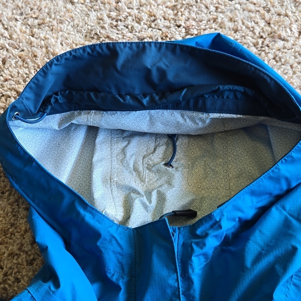 The North Face HyVent 2.5L, rain/wind jacket, size xs women's, euc - Picture 2 of 6